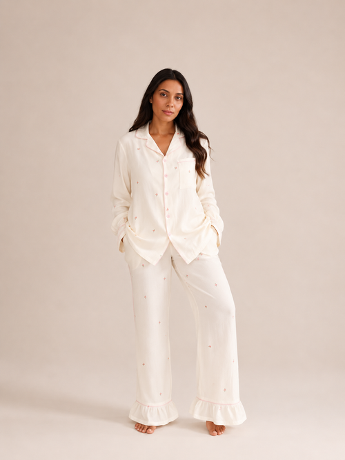 Pyjama Flora RHITOU en gaze de coton écru brodée, vue de profil