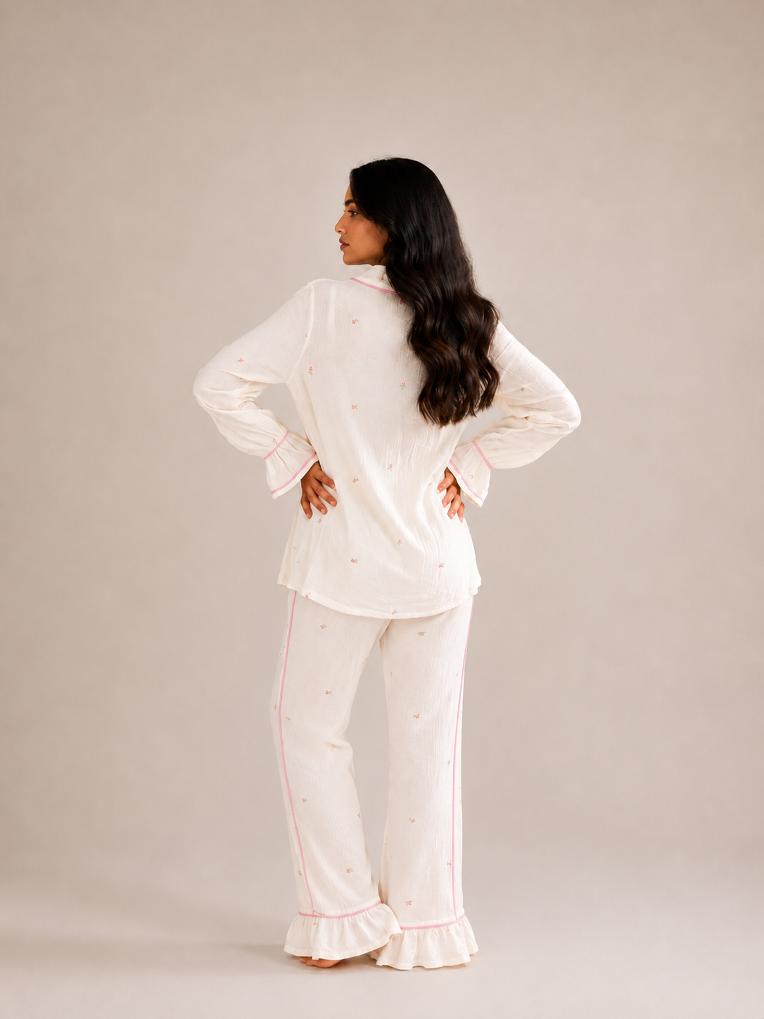 Pyjama femme Flora en gaze de coton écru, broderies de pétales de rose