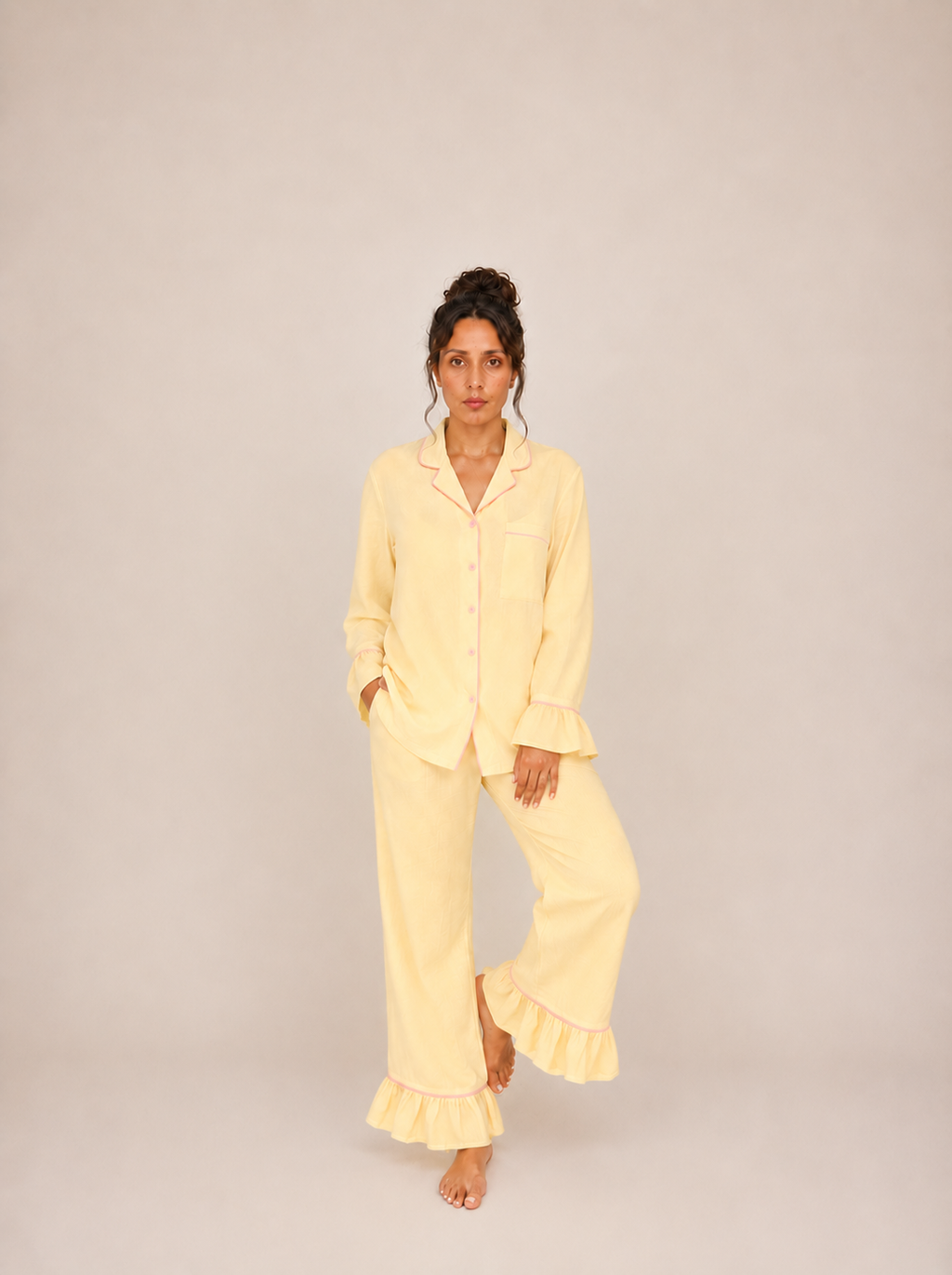 Pyjama Lemon Kiss RHITOU en gaze de coton jaune, col tailleur et biais rose