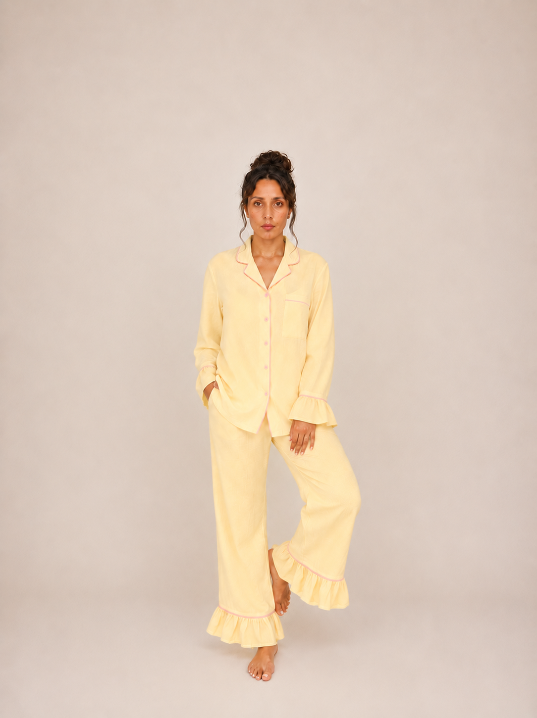 Pyjama Lemon Kiss RHITOU en gaze de coton jaune, col tailleur et biais rose